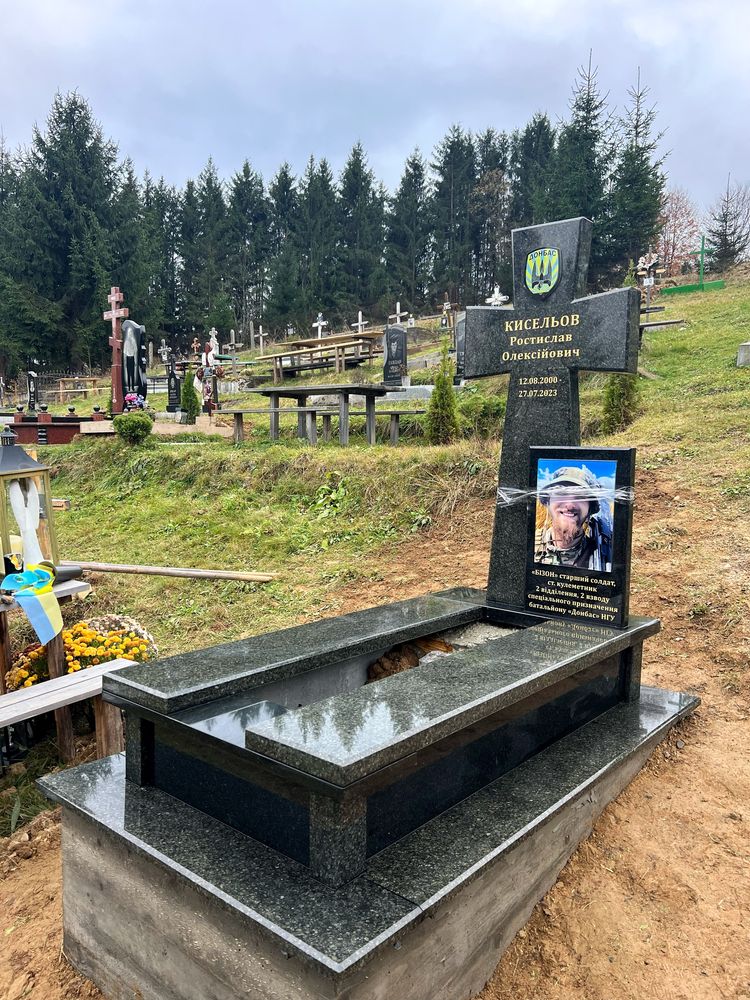 Воєнні памʼятники, памʼятники військовим, граніт/ мармур