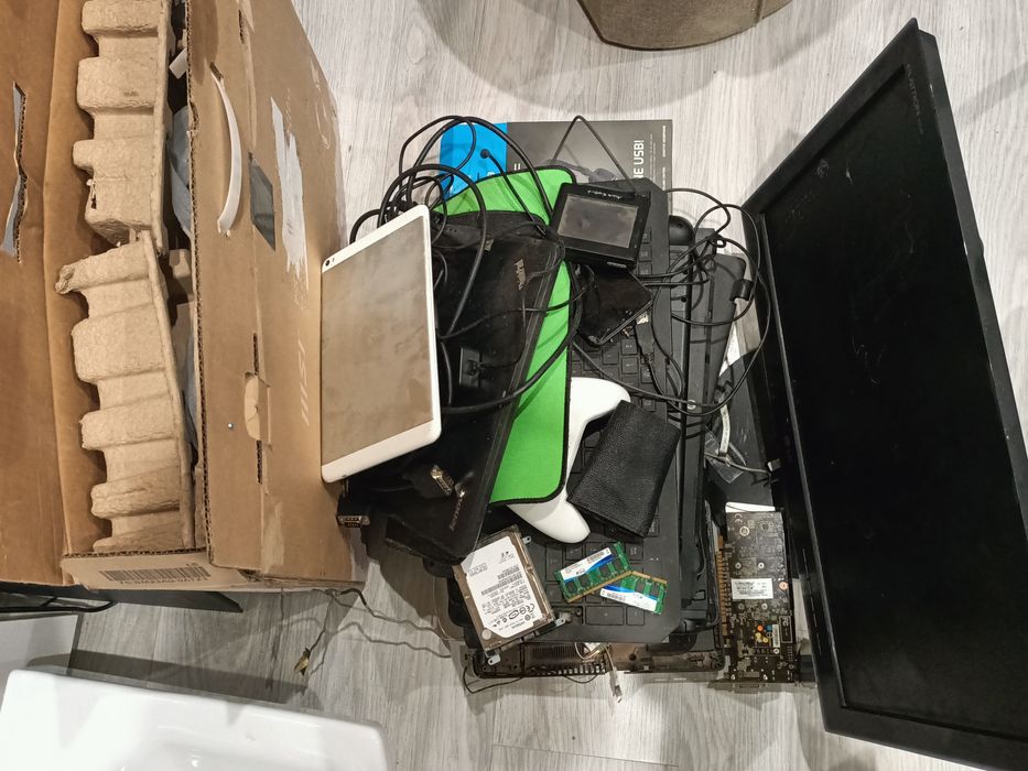 Elektronika monitor telefon tablet klawiatura myszka karta graficzna