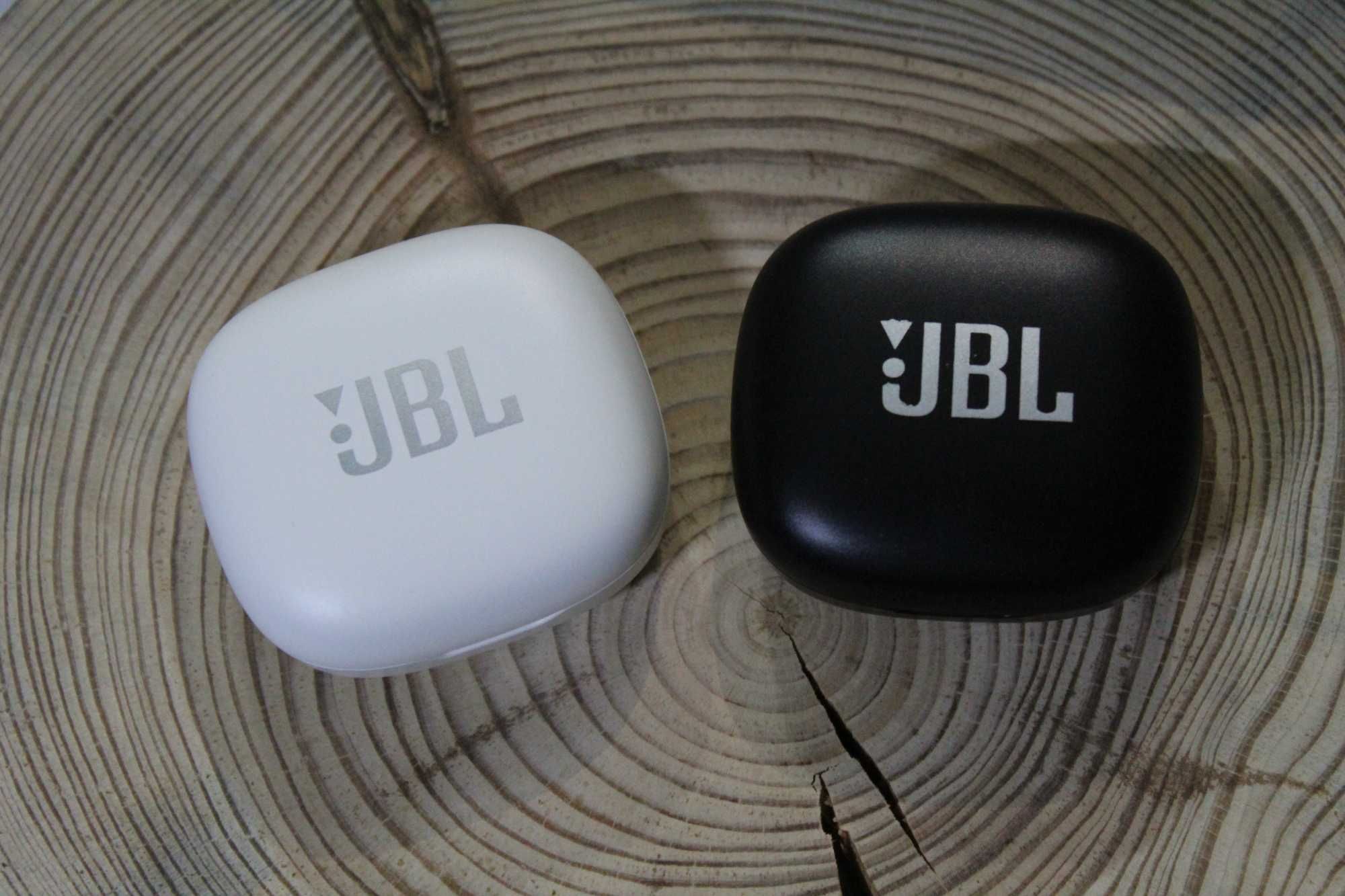 Бездротові bluetooth-навушники JBL Wave300TWS є чорні та білі