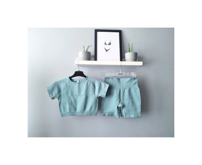 zestaw sportowy crop top I spodenki krotkie