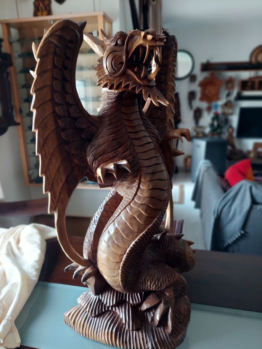 Dragão de madeira artesanal