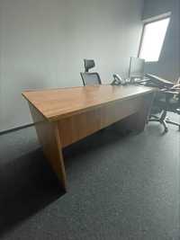 Biurka i krzesła biurowe