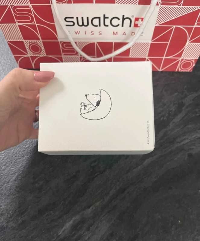 Omega x Swatch SO33W700 Snoopy Limitowana Edycja Świąteczna
