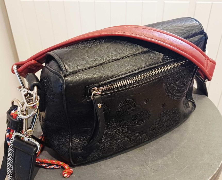 Torebka listonoszka Desigual czarno czerwona z ozdobnym haftem