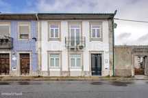 Prédio remodelado no centro da Vila de Caminha