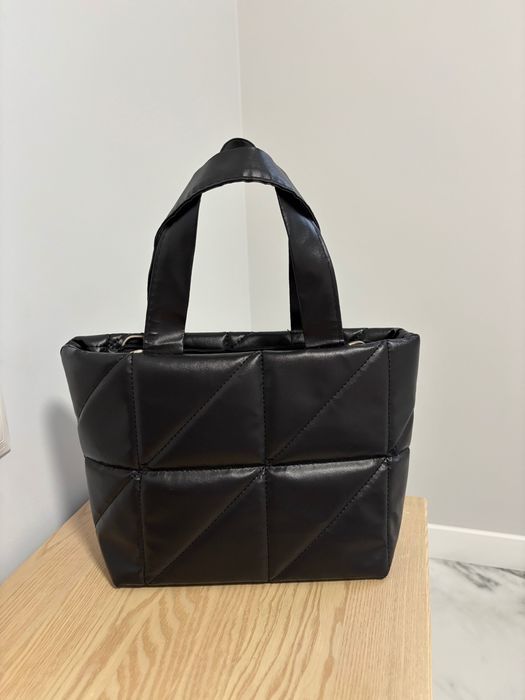 Сумка неймовірно міцна, матеріал не тріскається не стирається.