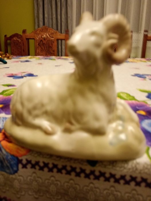 Порцелянові статуетки.