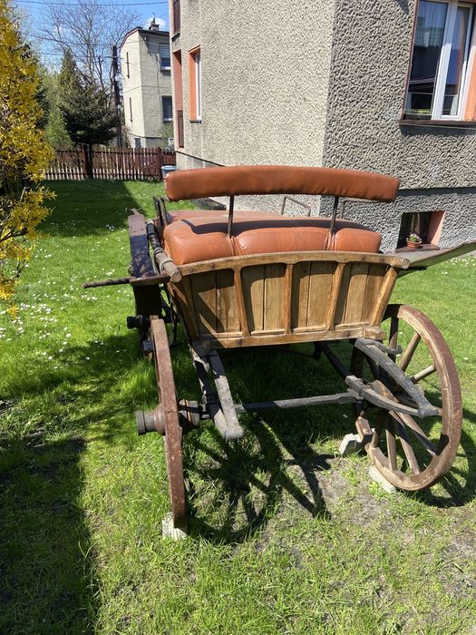 Bryczka na drewnianych kołach