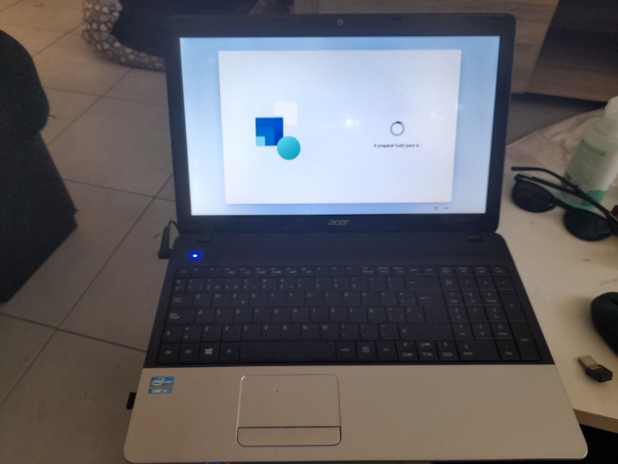 Portátil Acer Aspire E1-571
