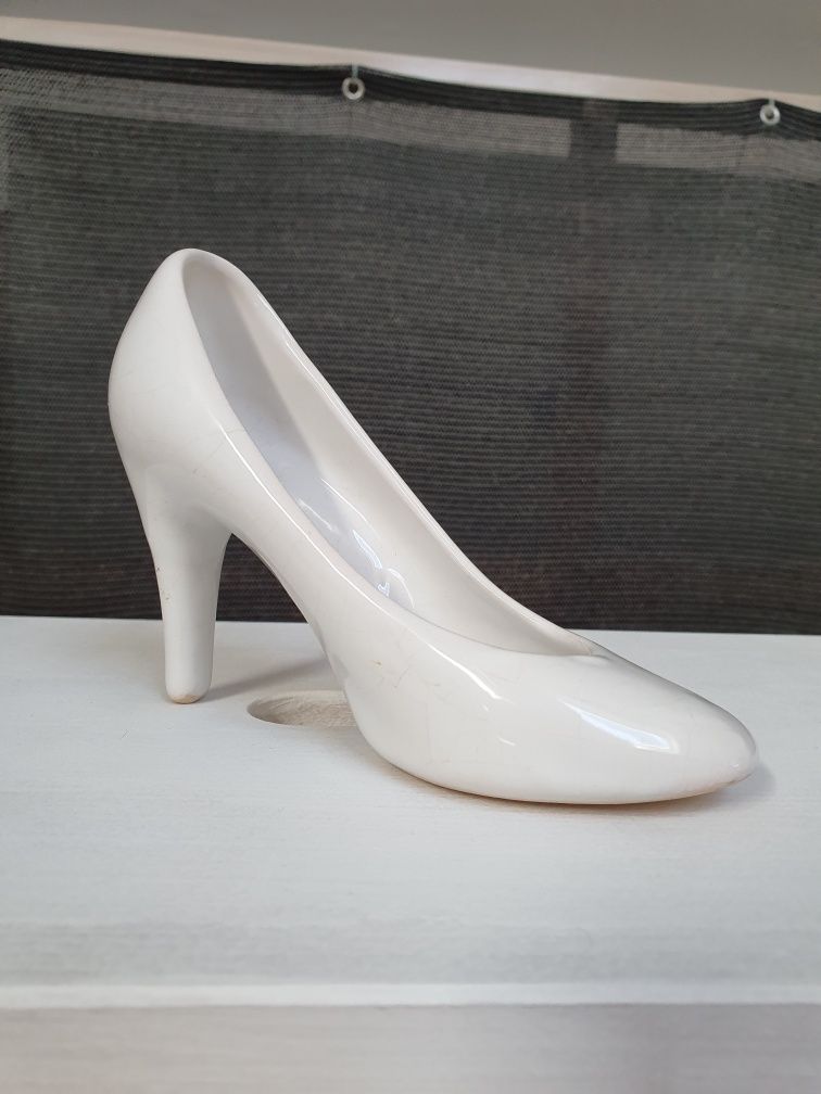 Biały ceramiczny pantofelek but na szpilce