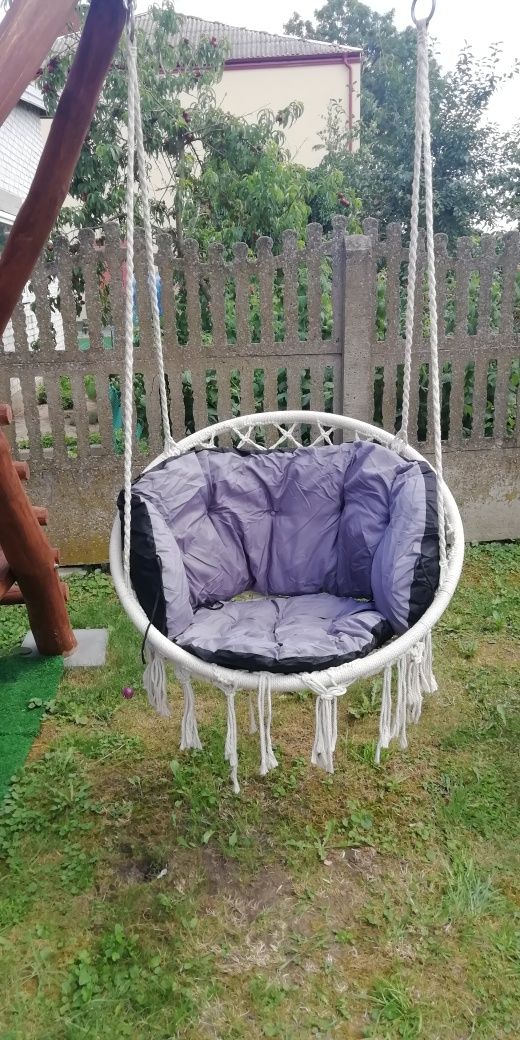 Huśtawka z poduchami w stylu boho