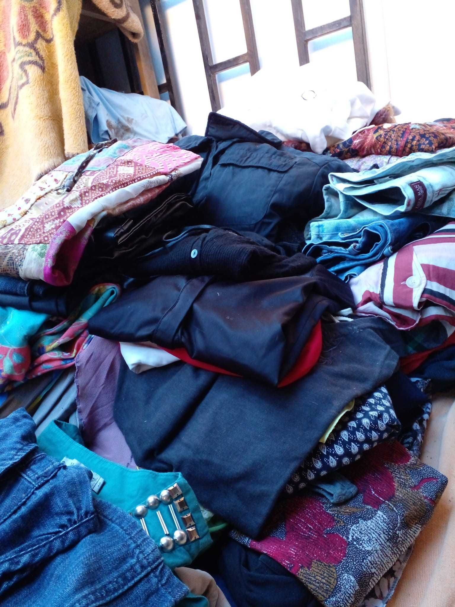 Lote 200 Peças de Roupa