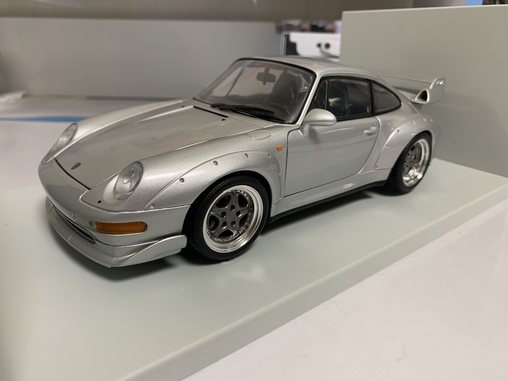 Модель 1:18 UT Models Porsche 911 GT2