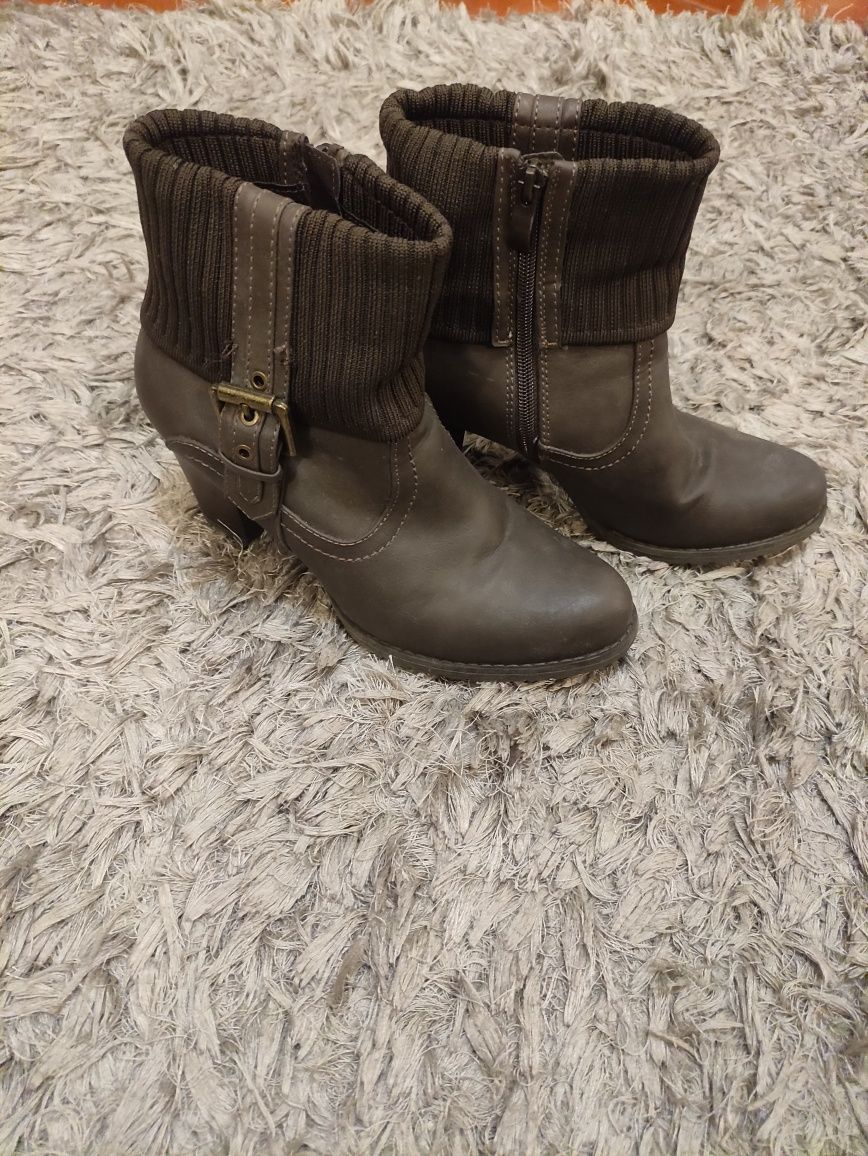 Botas castanhas, com salto
