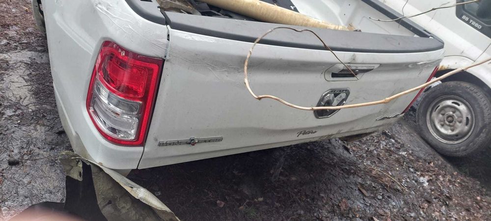 Dodge RAM Crew Cab 19+ Prawe kp[ drzwi przód tył kod lak PW7 klapa