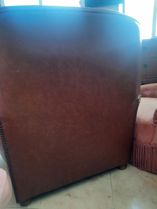 2 cadeirões em pele