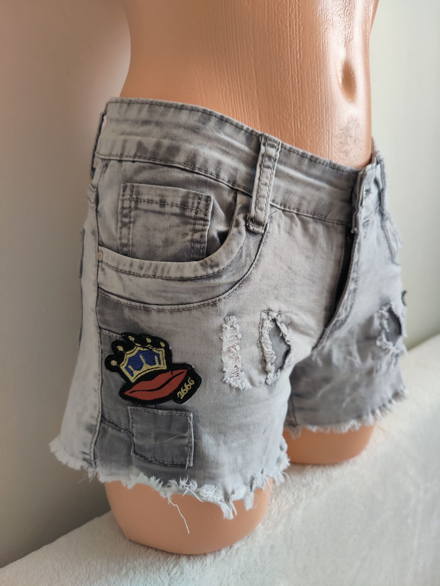 Szorty z naszywkami i rozdarciami miss RJ 36 S z elastanem jeansowe