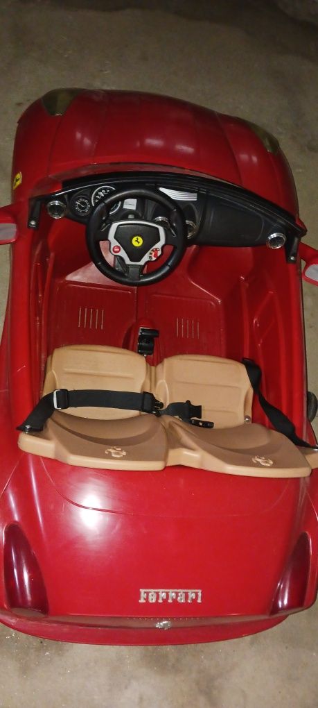 Carro ferrari dois lugares a bateria para crianca