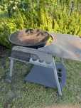 Grill ogrodowy z blatem