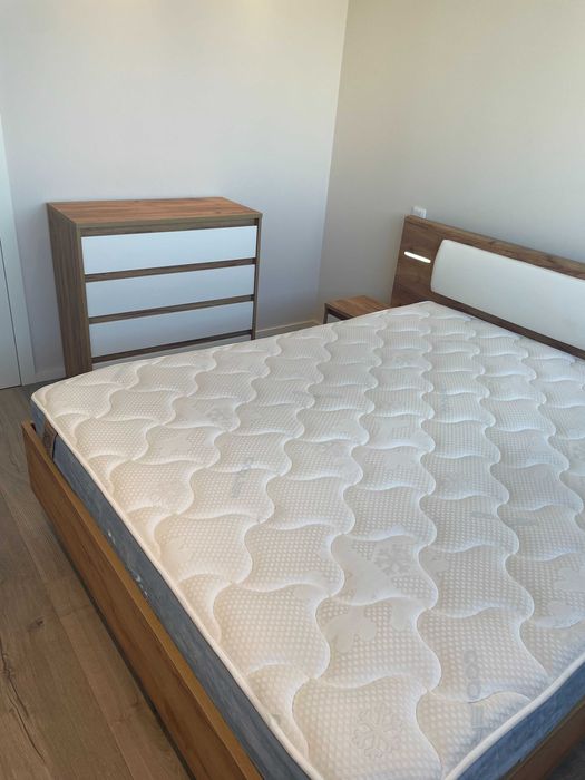 Cama de casal 160 cm + 2 mesas de cabeceira + cômoda