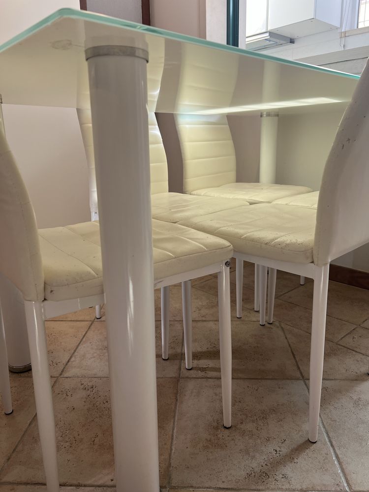 Mesa de vidro com 6 cadeiras