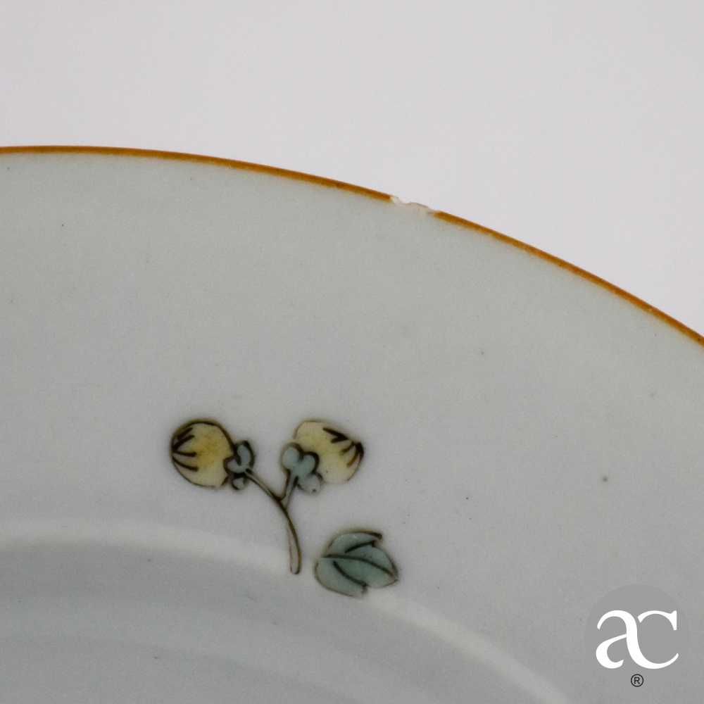 Prato porcelana da China período Yongzheng séc. XVIII, flores e inseto