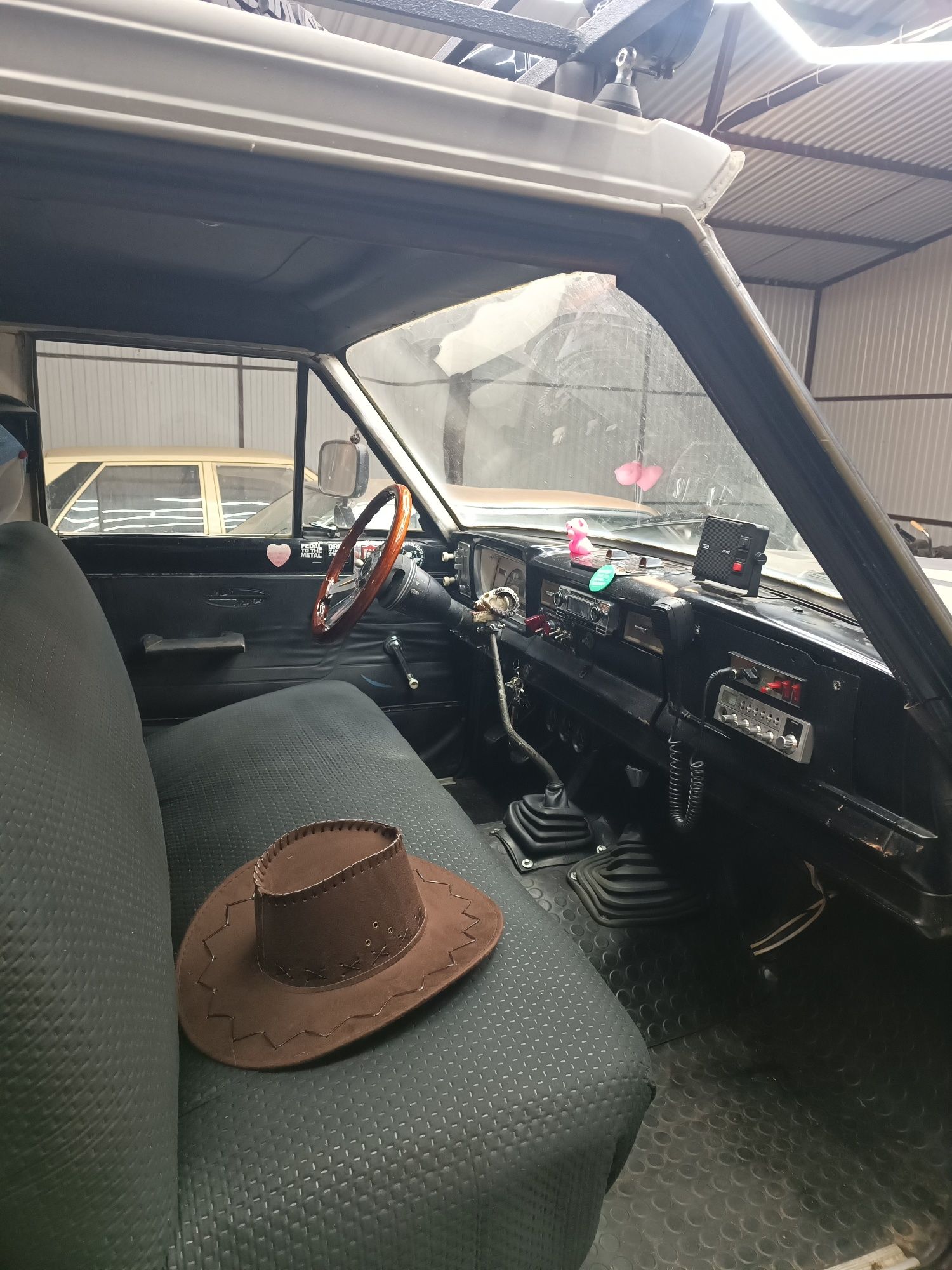 Jeep J4000 Gladiator 5.9 4x4 Pickup