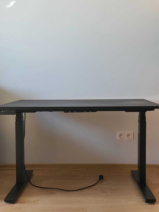 Biurko z elektrycznie regulowaną wysokością