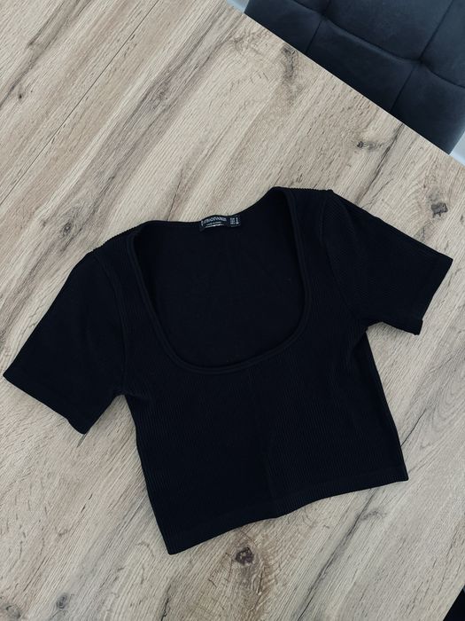 Krótki prążkowany top Stradivarius