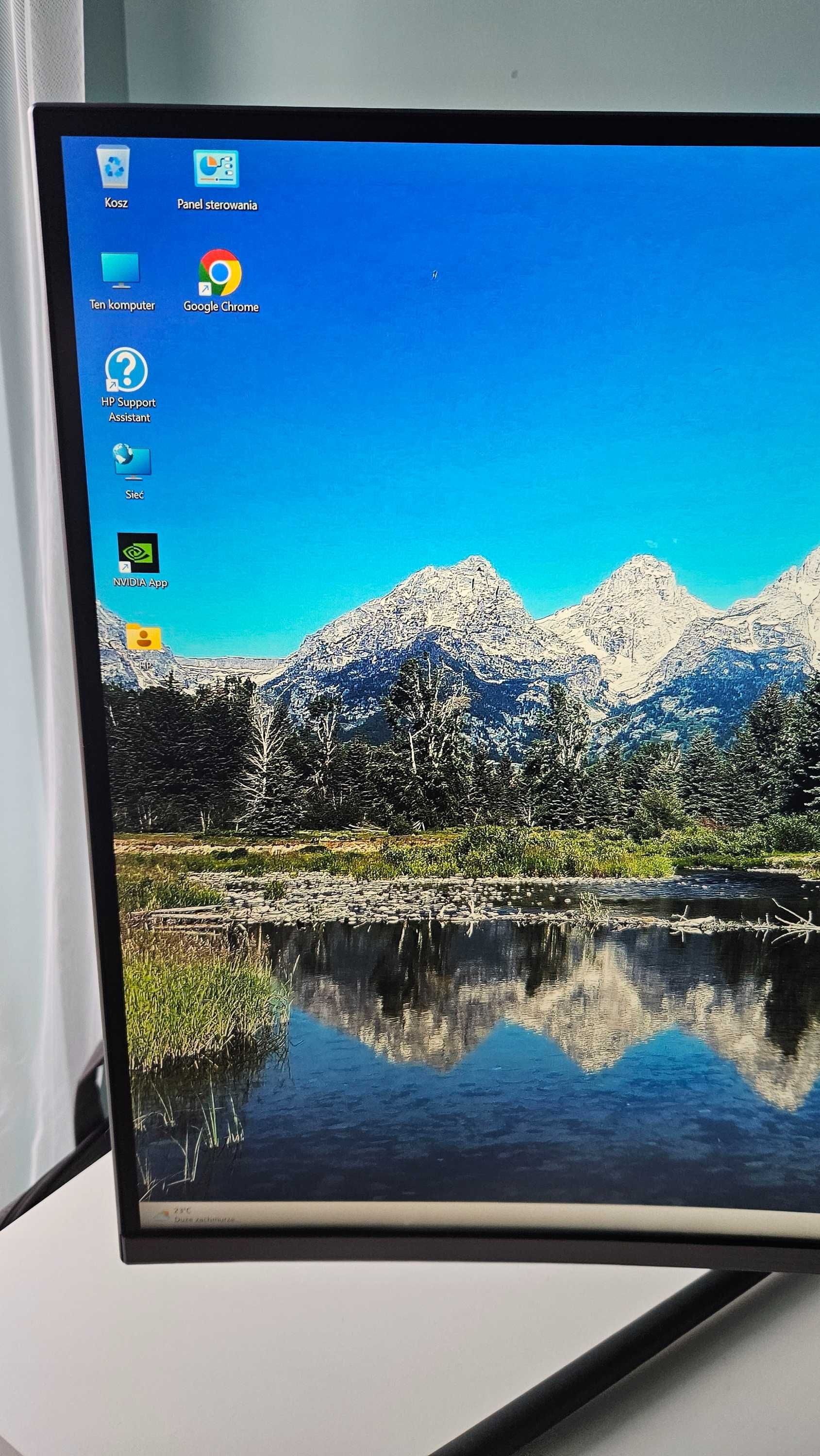 Efektowny monitor  Samsung U32R590 4k, zakrzywiony ekran