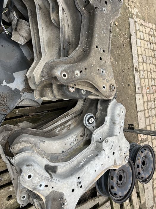 В наявності 50 шт.Передня і Задня балка,пружини,фаркоп Vivaro, Trafic.