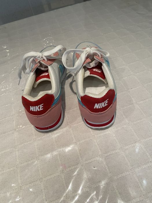 Ténis de senhora “NIKE” tamsnho 36 sem qualquer uso
