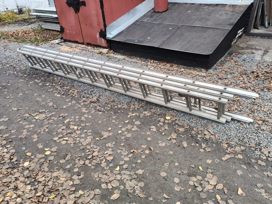 Драбина пожежна (лестница пожарная выдвижная трехсекционная)