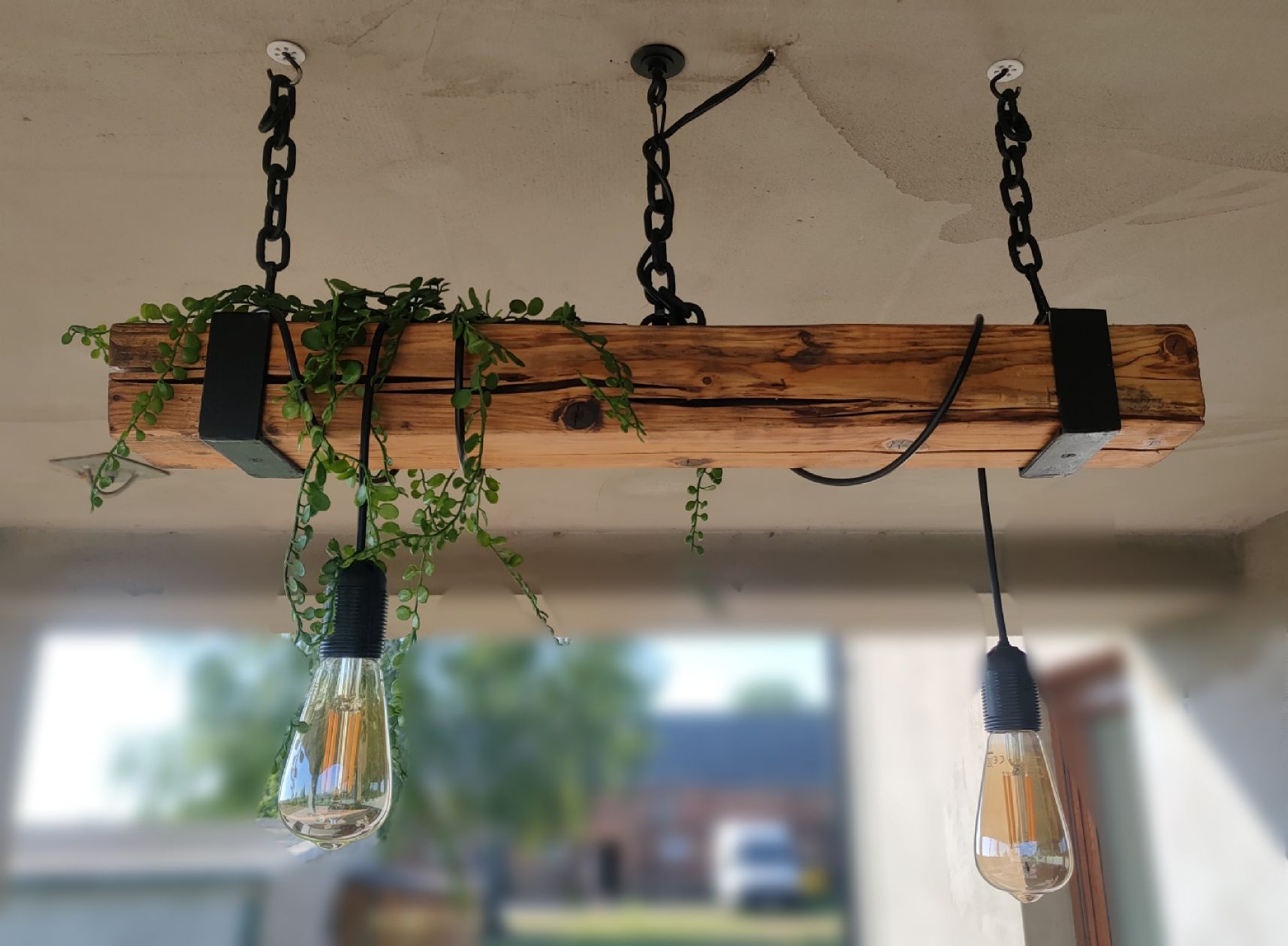 Lampa wisząca ze starej belki. W stylu loft. Drewniana lampa.