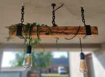 Lampa wisząca ze starej belki. W stylu loft. Drewniana lampa.