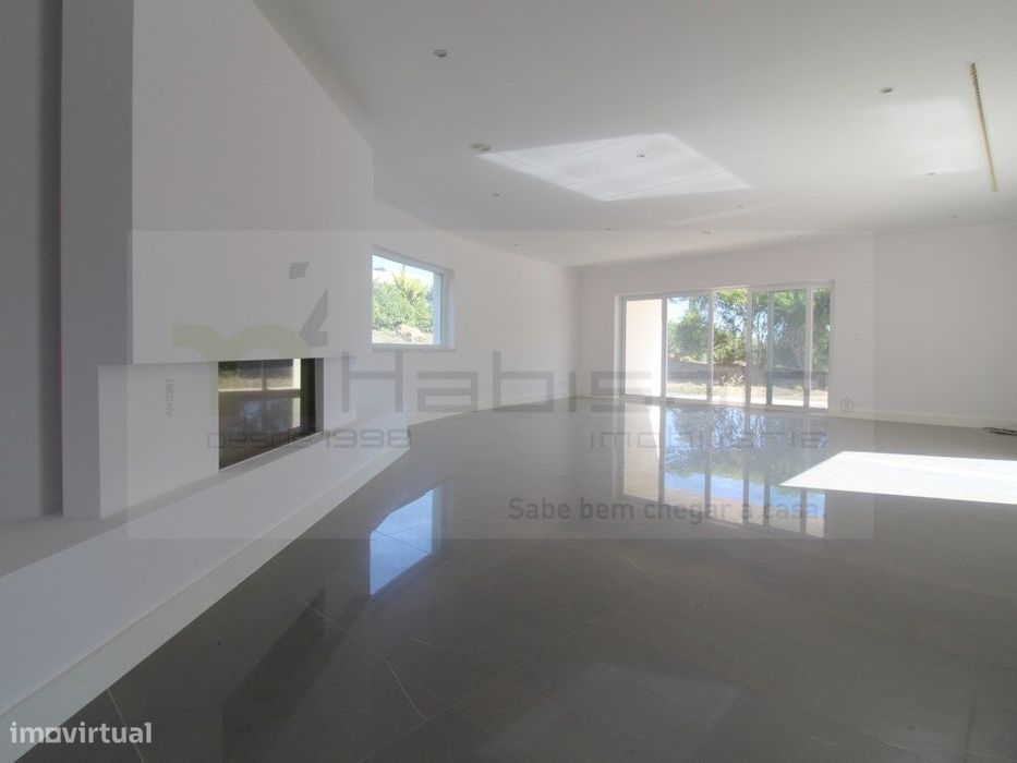 Moradia T4 com lote de 1700 metros no Belas Clube Campo