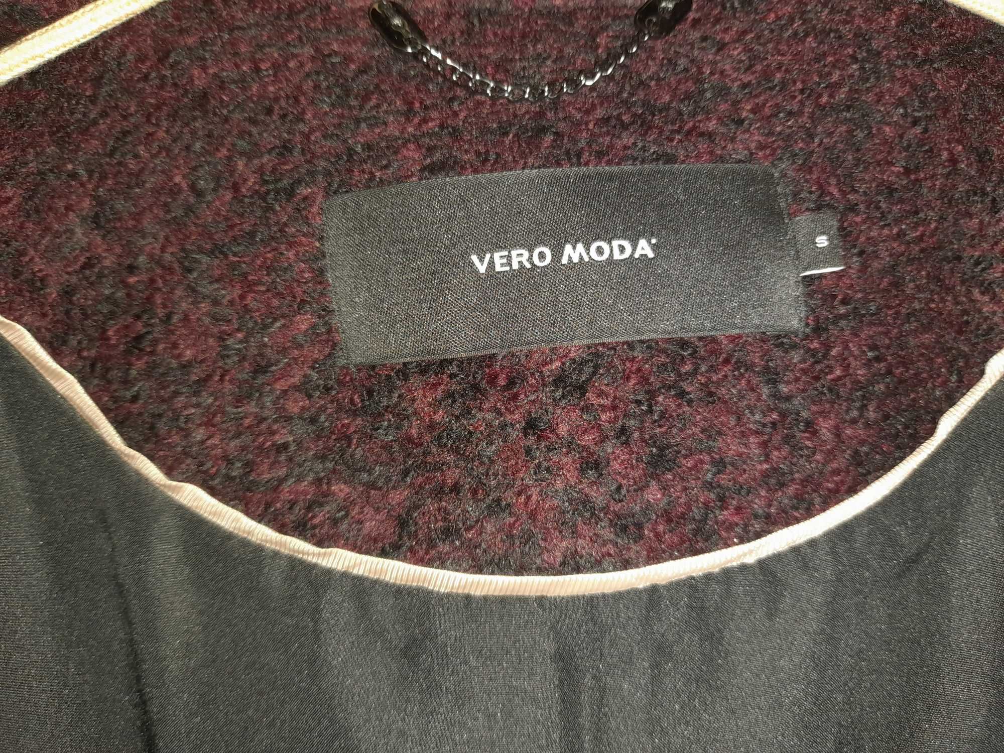 НОВЕ жіноче пальто Vero Moda.Чорне з червоним відтінком. НЕ НОСИЛОСЬ