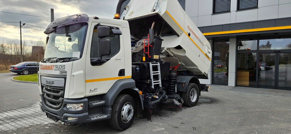 Czyszczenie ulic, placów Usługa zamiatarką, myjką, polewaczką Wynajem