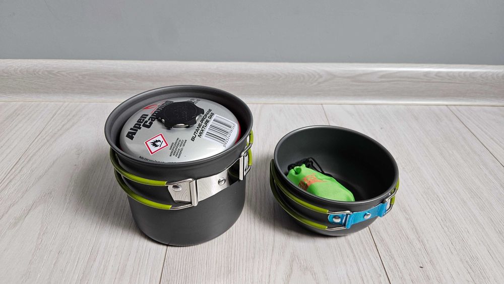 Zestaw turystyczny - naczynia, butla i palnik