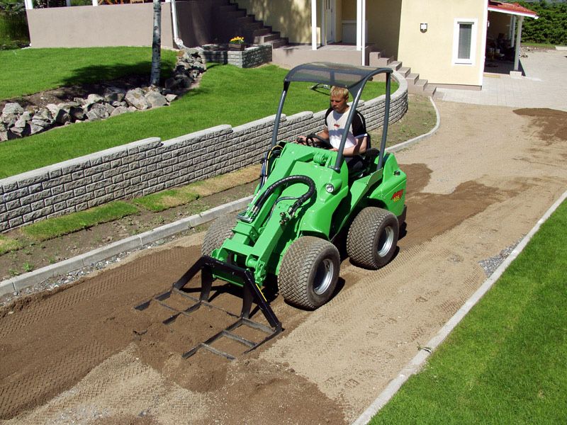 Zakładanie trawników - równanie i niwelacja terenu - prace ziemne
