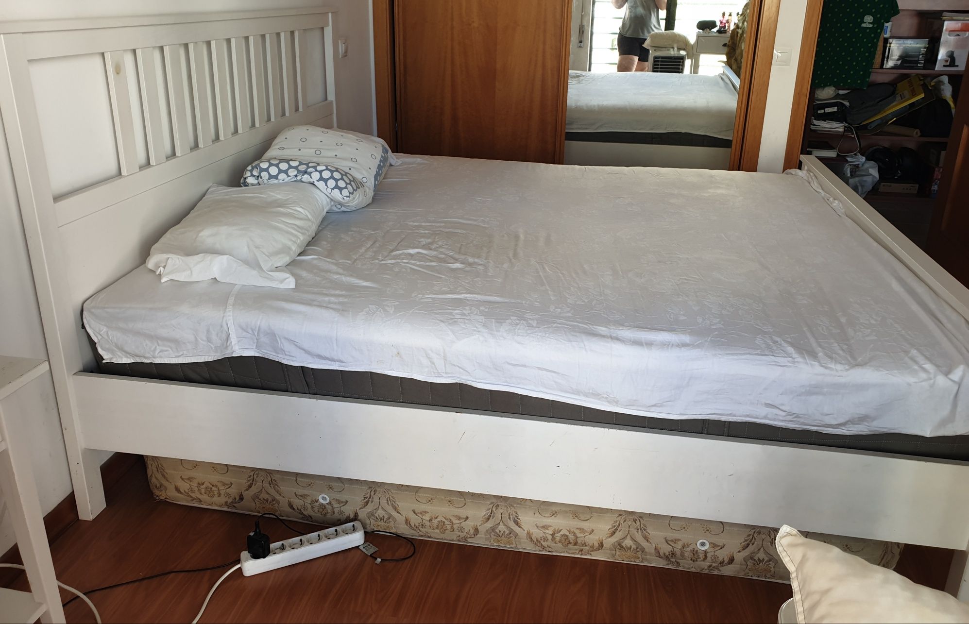 Cama Queen size com colchão