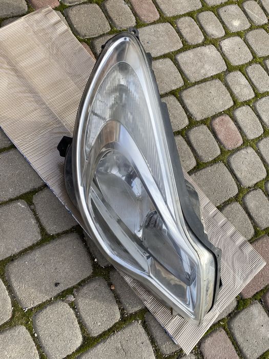 Opel Corsa D фара права