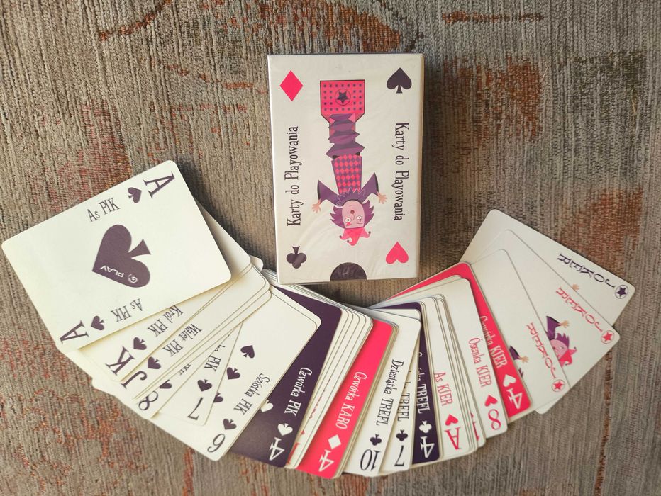 Ciekawe karty do gry, papierowe z logo Play