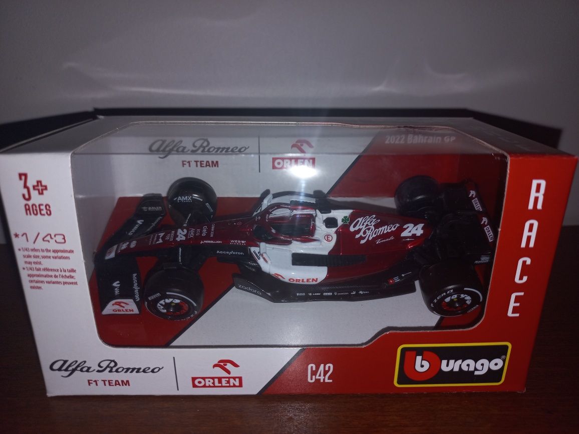 Bburago bolid F1 Alfa Romeo C42, Orlen Zhou Guanyu, skala 1:43