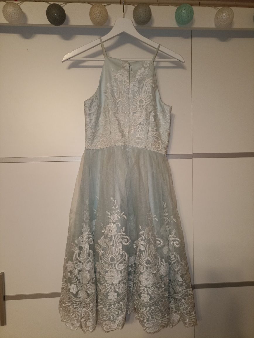 Rozkloszowana koronkowa sukienka na wesele błękitna Chi Chi London na