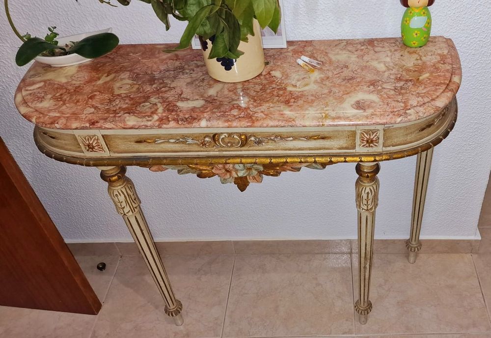 Mesa e espelho de entrada
