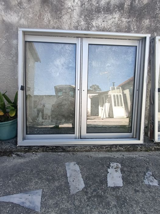 Janelas em alumínio com aros incluídos