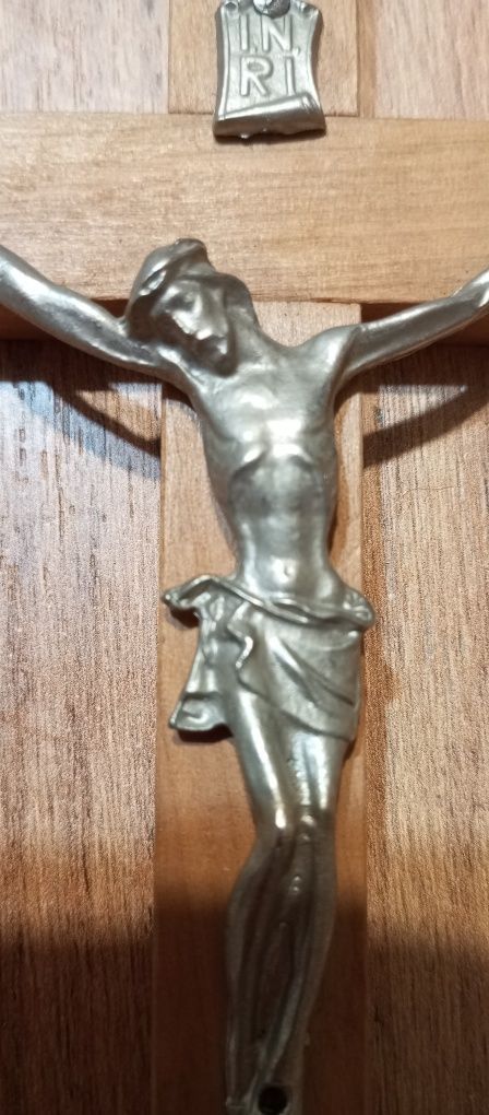 Jezus na krzyżu drewnianym