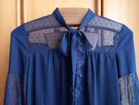 (COMO NOVA, PORTES GRÁTIS) Blusa Em Plumeti Com Laço (Azul Marinho)