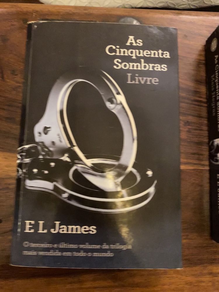 Coleção de livro “ As cinquenta sombras de Grey”, em bom estado.